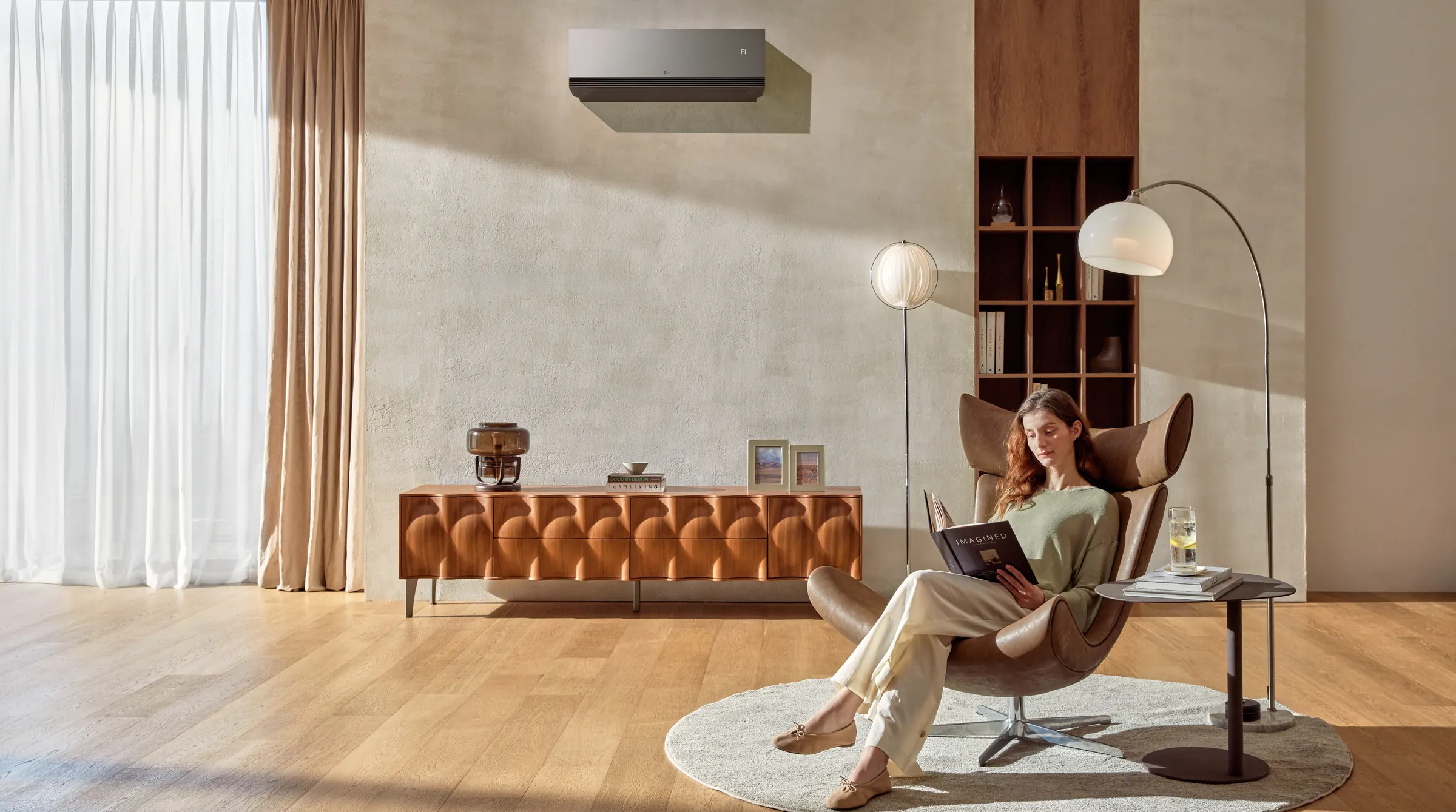 Moderne airco-binnenunit aan de muur van een lichte woonkamer — fluisterstil comfort van Clyma.