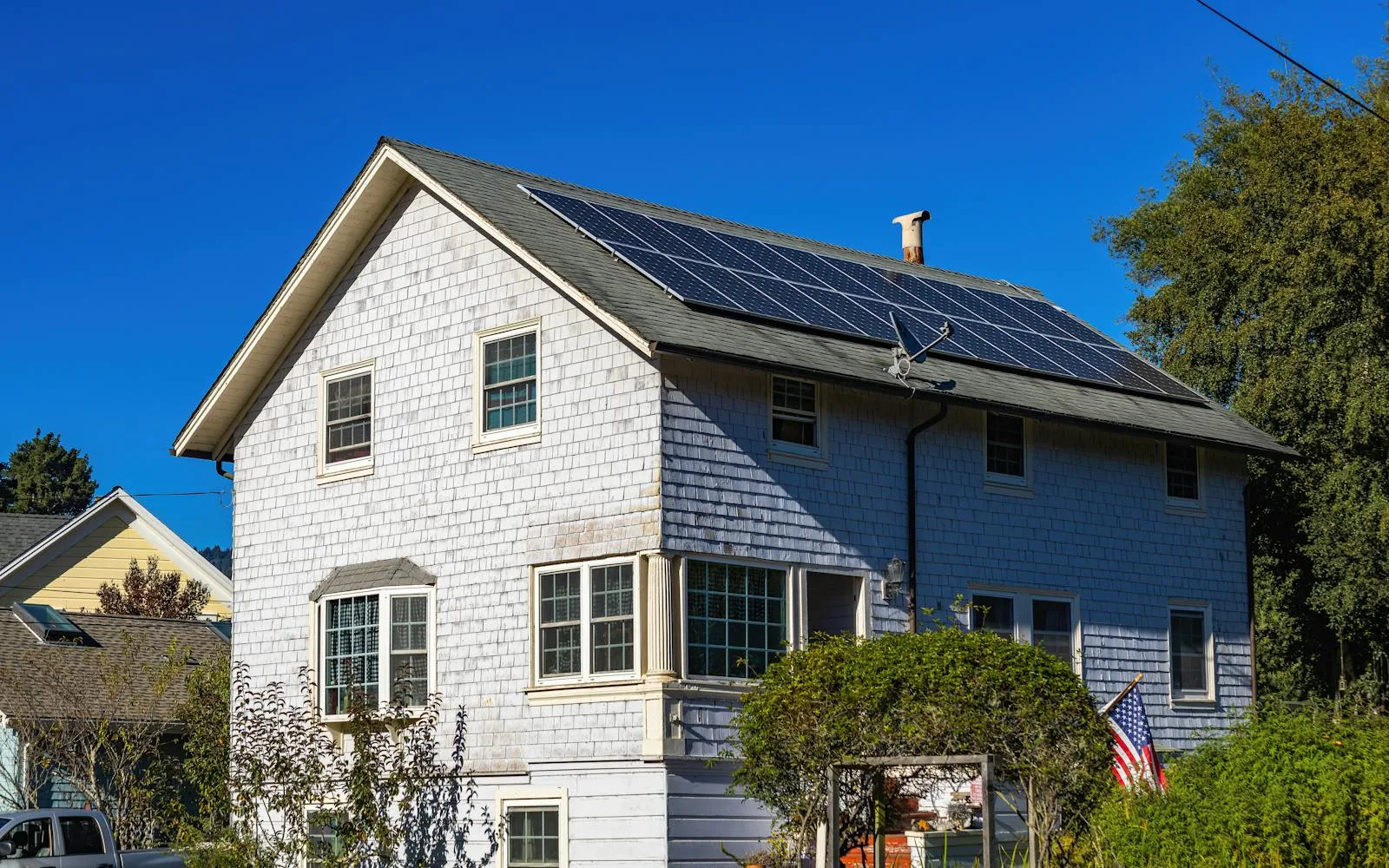 Modern huis met zonnepanelen — voorbereid op het einde van saldering